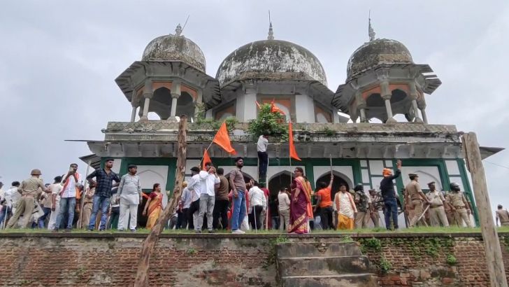 https://www.salarnews.in/public/uploads/images/newsimages/maannewsimage12082025_205814_UP Masauleum.jpg